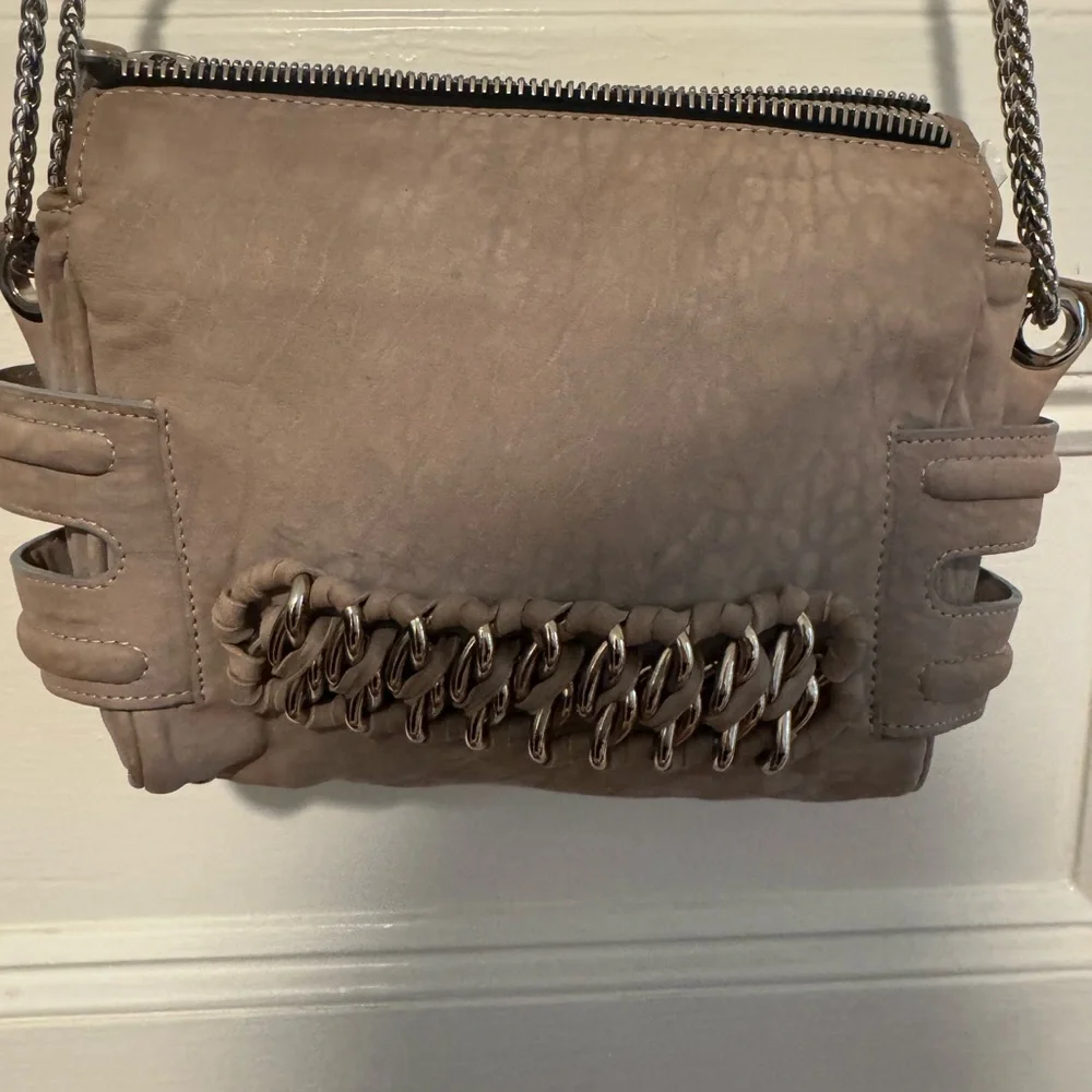 ❤️🔥❤️🔥 Be & D Elegant Tan with Silver Chain Shoulder Bag - Picture 2 of 7